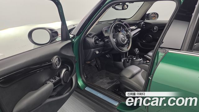 MINI Cooper 5Door Classic Plus Launch Pack Third Generation 2022 — фото 10