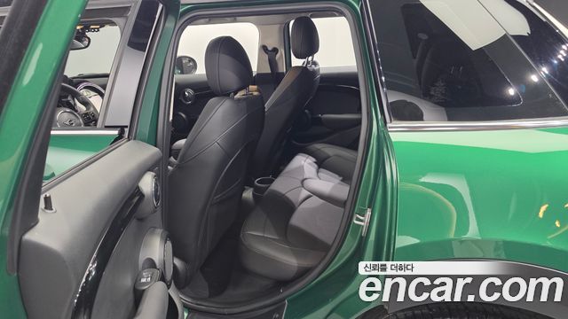 MINI Cooper 5Door Classic Plus Launch Pack Third Generation 2022 — фото 11