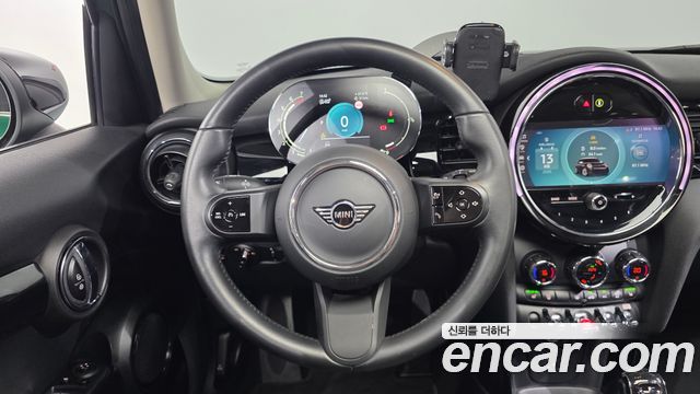 MINI Cooper 5Door Classic Plus Launch Pack Third Generation 2022 — фото 15
