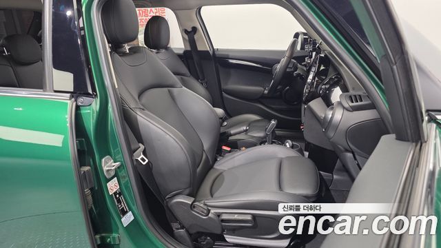 MINI Cooper 5Door Classic Plus Launch Pack Third Generation 2022 — фото 26