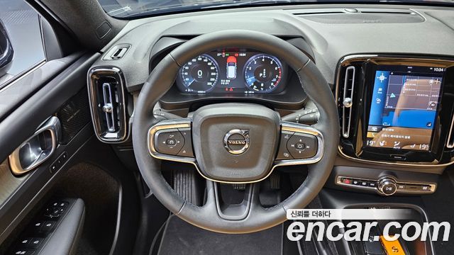Volvo XC40 B4 Inscription 2022 — фото 13