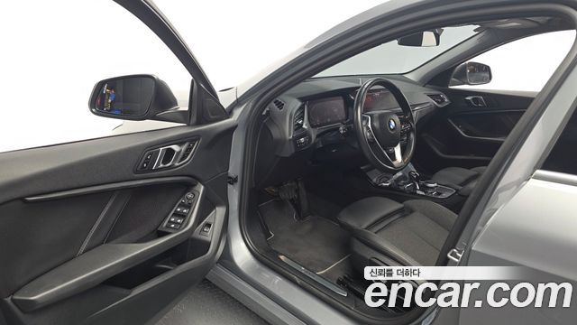 BMW 1 Series (F40) 120i Sports 2023 — фото 10