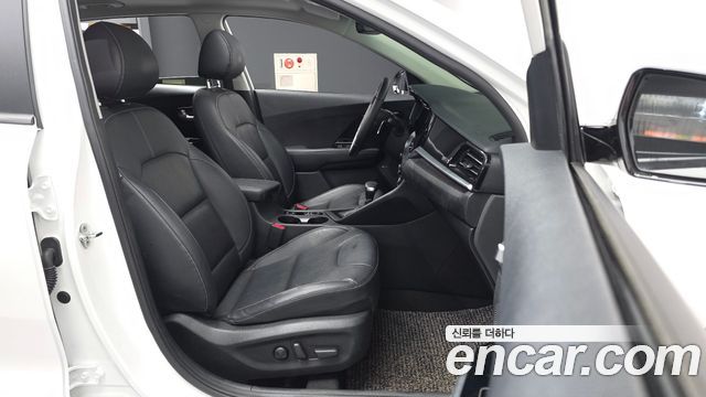 Kia Niro 1.6 HEV Signature 2022 — фото 11