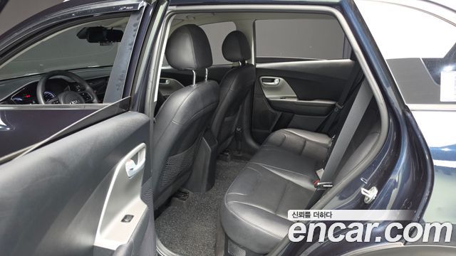 Kia Niro 1.6 HEV Luxury 2020 — фото 16