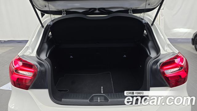 Mercedes-Benz A-Class (W176) A200 AMG Line 2018 — фото 20