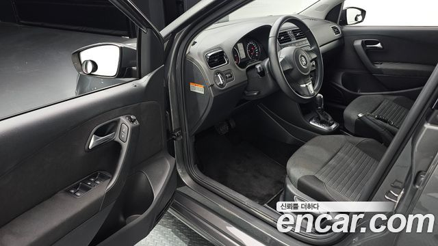 Volkswagen Polo 1.6 TDI R-Line 5th 2014 — фото 11