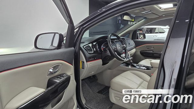 Kia Carnival 7-Seater Limousine VIP 2019 — фото 10