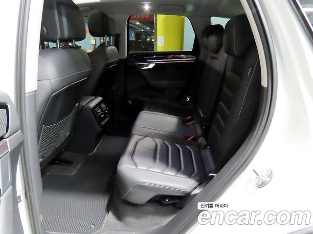 Volkswagen Touareg (III) 3.0 TDI Premium 2021 — фото 16