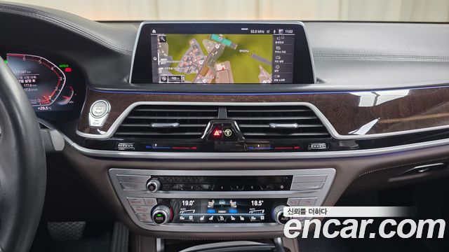 BMW 7 Series (G11) 750Li xDrive Design Pure Excellence 2020 — фото 18
