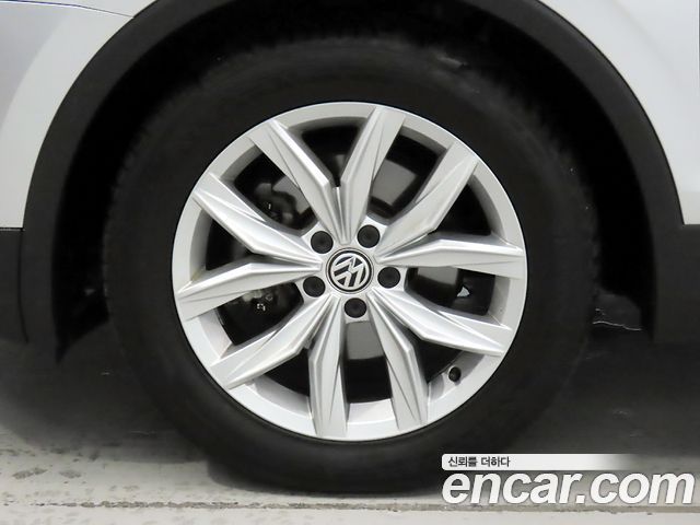 Volkswagen Tiguan (II) 2.0 TDI Premium 2018 — фото 5