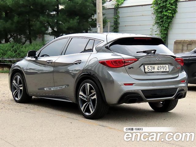 Infiniti Q30 2.0 Premium City Black 2018 — фото 3