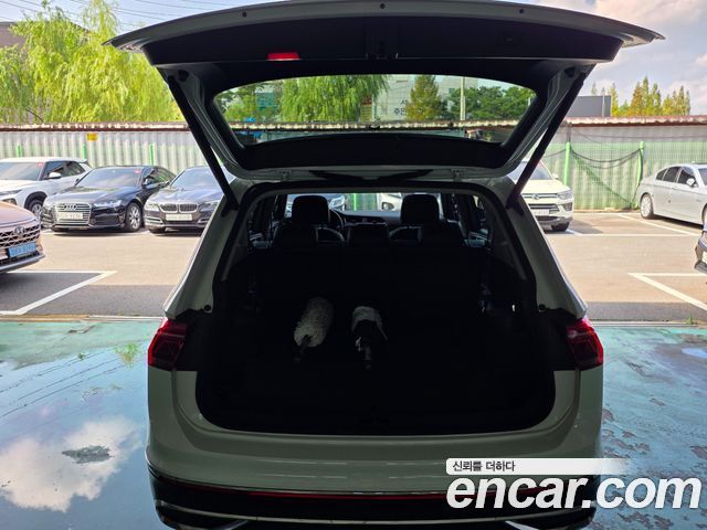 Volkswagen Tiguan Allspace 2.0 TSI Prestige 2023 — фото 7