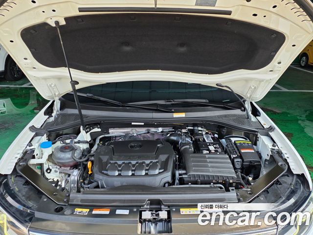 Volkswagen Tiguan Allspace 2.0 TSI Prestige 2023 — фото 21