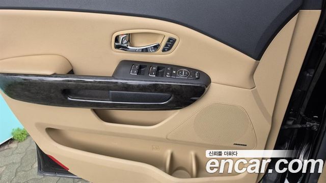 Kia Carnival 9-Seater Hi-Limousine Noblesse Special 2019 — фото 17