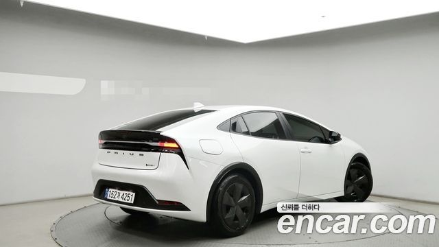 Toyota Prius (V) 2.0 PHEV SE 2024 — фото 4