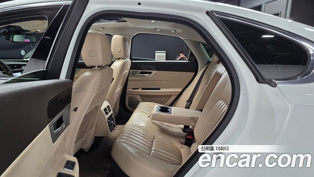 Jaguar XF (X260) 20d Portfolio AWD 2017 — фото 12