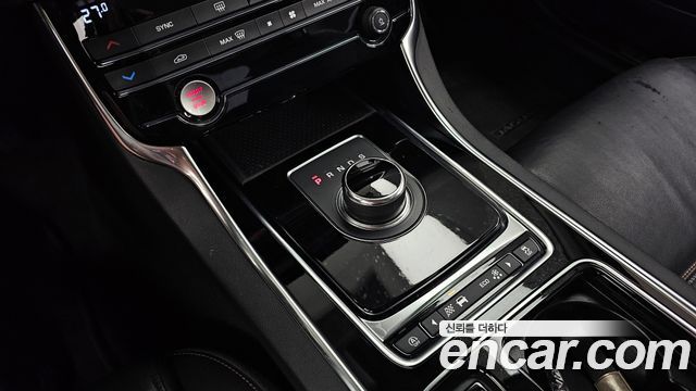 Jaguar XE 20t Prestige 2018 — фото 9