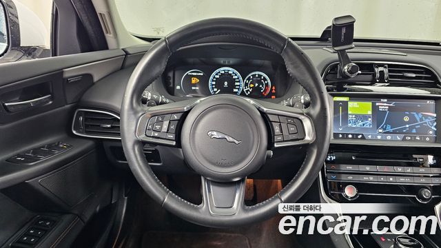 Jaguar XE 20t Prestige 2018 — фото 13