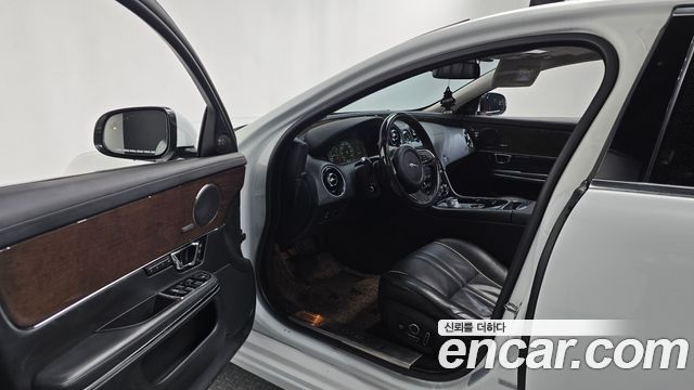 Jaguar XJ 3.0D Premium Luxury LWB X351 2017 — фото 10