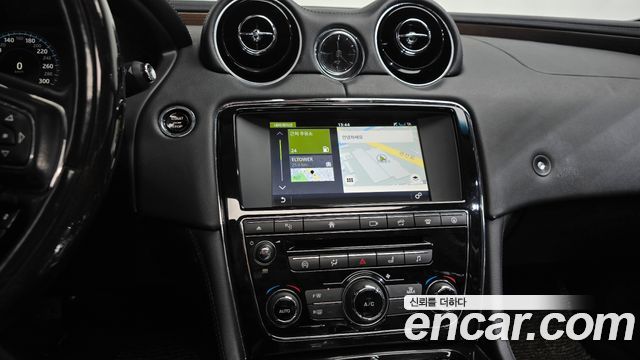 Jaguar XJ 3.0D Premium Luxury LWB X351 2017 — фото 13