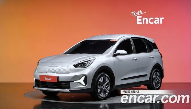 Kia Niro Plus Air 2023 — фото 1