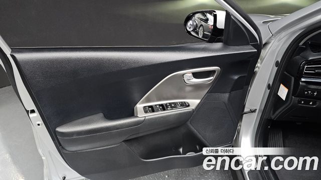 Kia Niro Plus Air 2023 — фото 24