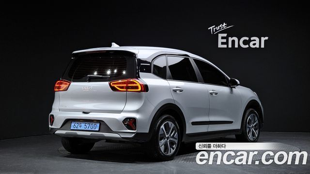 Kia Niro Plus Air 2023 — фото 2