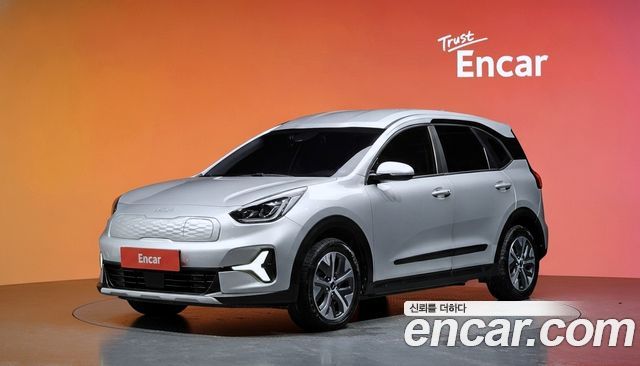 Kia Niro Plus Air 2023 — фото 1
