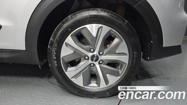 Kia Niro Plus Air 2023 — фото 21