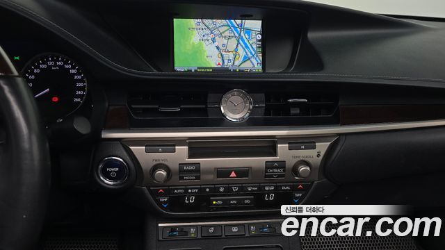Lexus ES300h Supreme XV60 2013 — фото 15