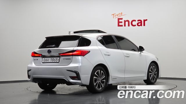 Lexus CT200h 1.8 Supreme ZWA10 2018 — фото 2