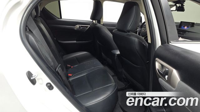 Lexus CT200h 1.8 Supreme ZWA10 2018 — фото 12