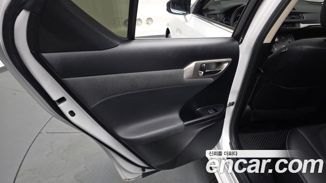 Lexus CT200h 1.8 Supreme ZWA10 2018 — фото 25