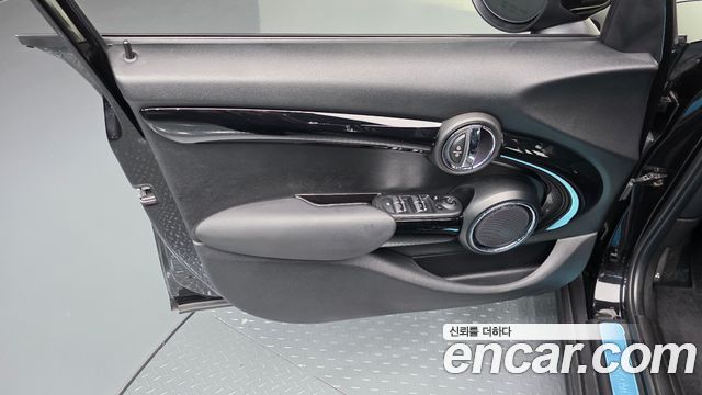 MINI Cooper S 5Door HIGH 3rd 2020 — фото 24
