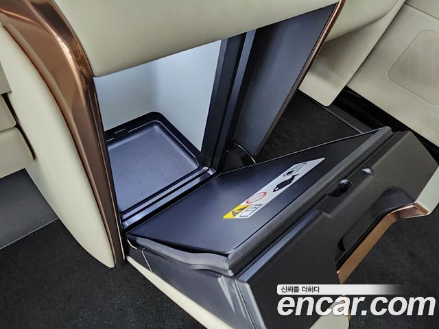 Lexus LM (II) 500h Royal 2025 — фото 17