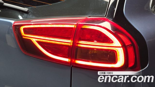 Kia Niro 1.6 HEV Prestige 2020 — фото 23