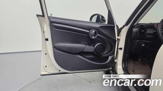 MINI Cooper D 5Door Standard 3rd 2019 — фото 24