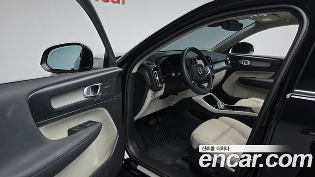 Volvo XC40 B4 Ultimate Bright 2023 — фото 10