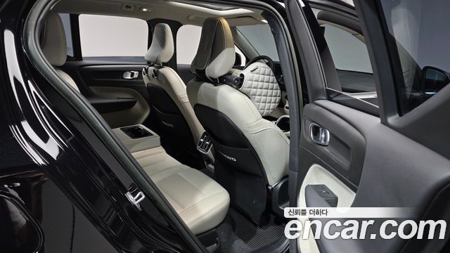 Volvo XC40 B4 Ultimate Bright 2023 — фото 12