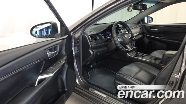 Toyota Camry Hybrid XLE 2016 — фото 10