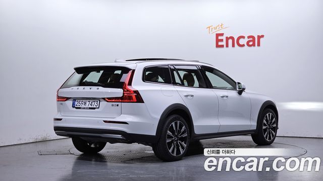 Volvo V60 Cross Country (II) B5 Ultra AWD 2026 — фото 2