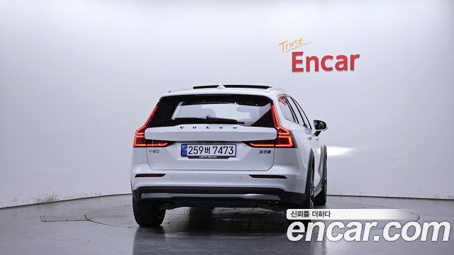 Volvo V60 Cross Country (II) B5 Ultra AWD 2026 — фото 4