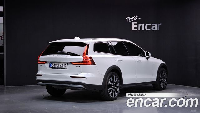 Volvo V60 Cross Country (II) B5 Ultra AWD 2025 — фото 2