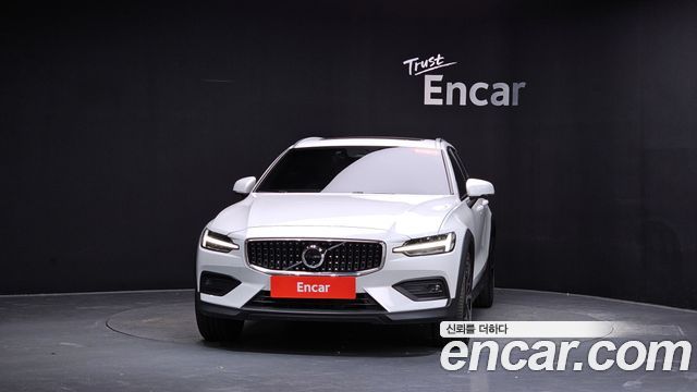 Volvo V60 Cross Country (II) B5 Ultra AWD 2025 — фото 3