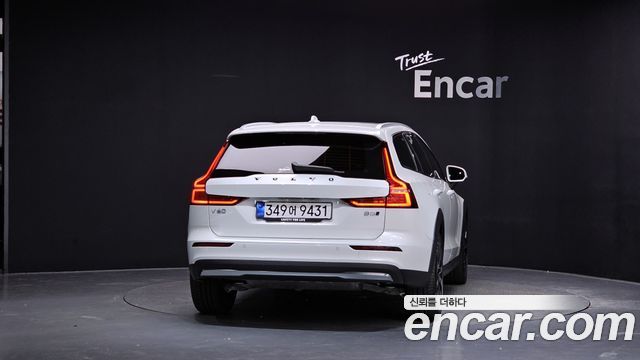 Volvo V60 Cross Country (II) B5 Ultra AWD 2025 — фото 4