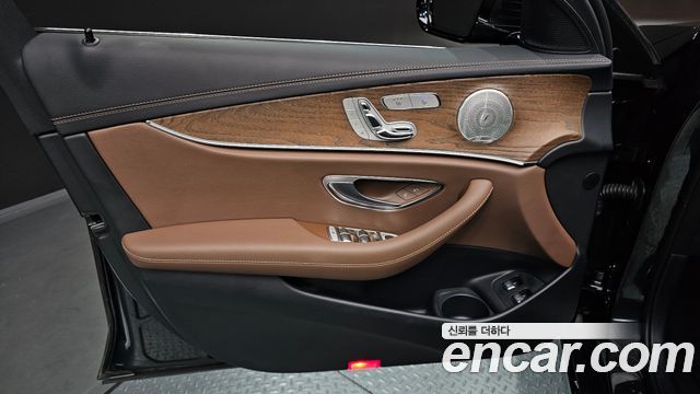 Mercedes-Benz E-Class (W213) E300e 4MATIC Exclusive 2021 — фото 30