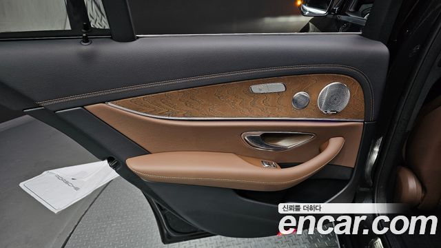 Mercedes-Benz E-Class (W213) E300e 4MATIC Exclusive 2021 — фото 31