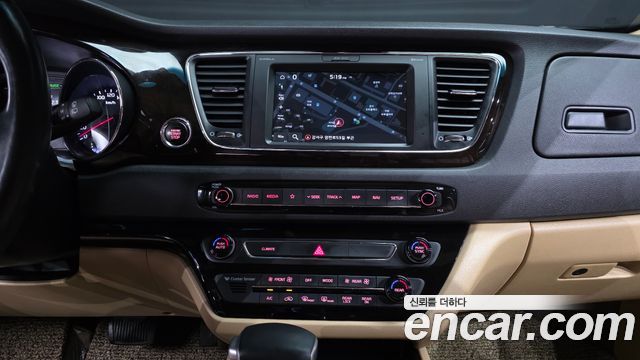 Kia Carnival 9-seater Limousine(Special vehicle) 2020 — фото 18