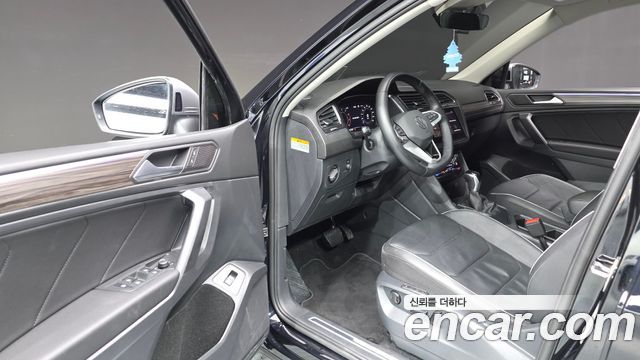 Volkswagen Tiguan Allspace 2.0 TSI Prestige 2023 — фото 10