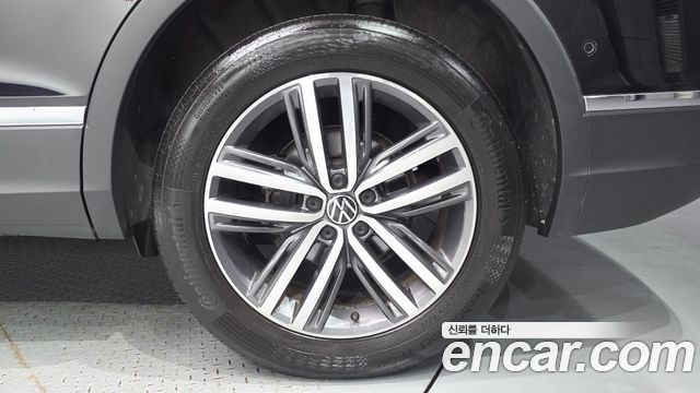 Volkswagen Tiguan Allspace 2.0 TSI Prestige 2023 — фото 21